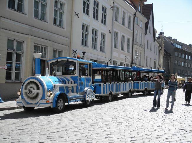 　街の中を走る機関車風バス。