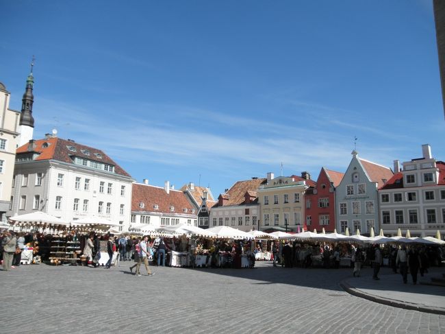 　ラエコヤ広場に出てみるとびっくり、昨日は何もなかったのに今日は露店でいっぱい。<br /><br />　