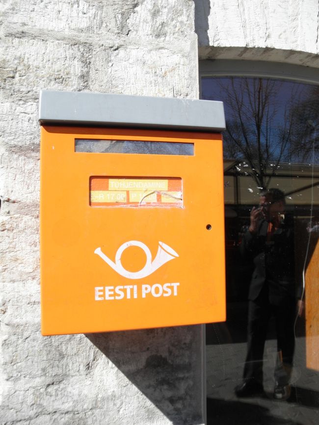 　なんだかかわいいポスト。<br /><br />　昔、郵便配達の人（集めてる人かな）が、ホルンを吹いて知らせていたのでホルンマークなのだとか。