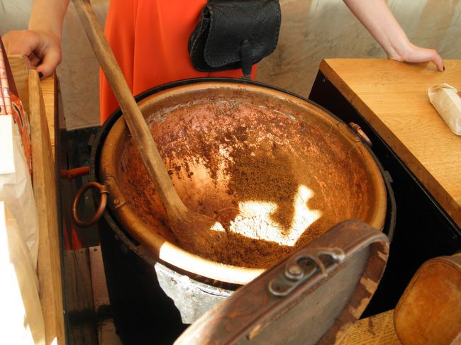 　スパイスの効いたオレンジな味のナッツがおいしくて、つまみながら食べたり、お土産に買ってきたりしました。