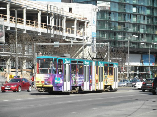 　旧市街を一歩出ると、首都だけあって都会です。