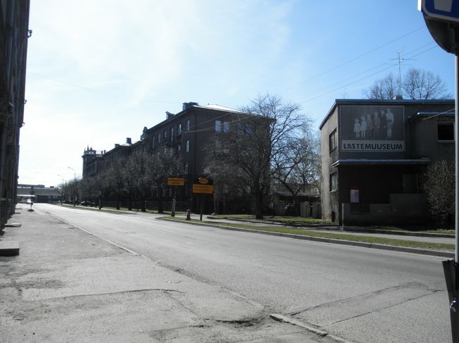 　でも、一歩大通りから入ると、なんだか、がら〜んとしてるところもあって、ちょっと旧ソ連っぽい感じもします。