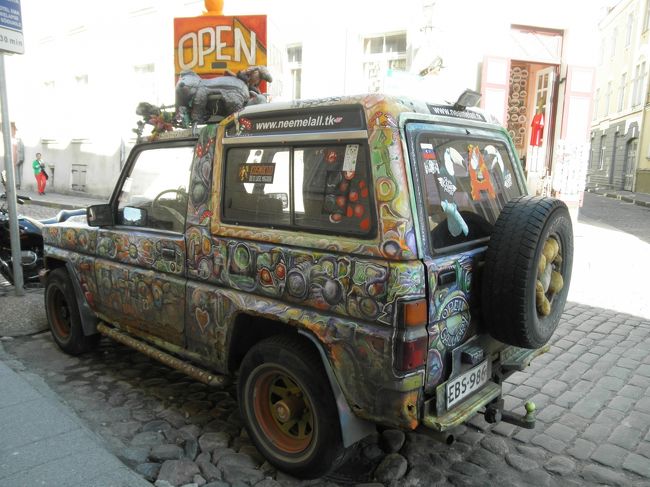 　派手なジープ。ギャラリーの宣伝カー的なものと思われます。