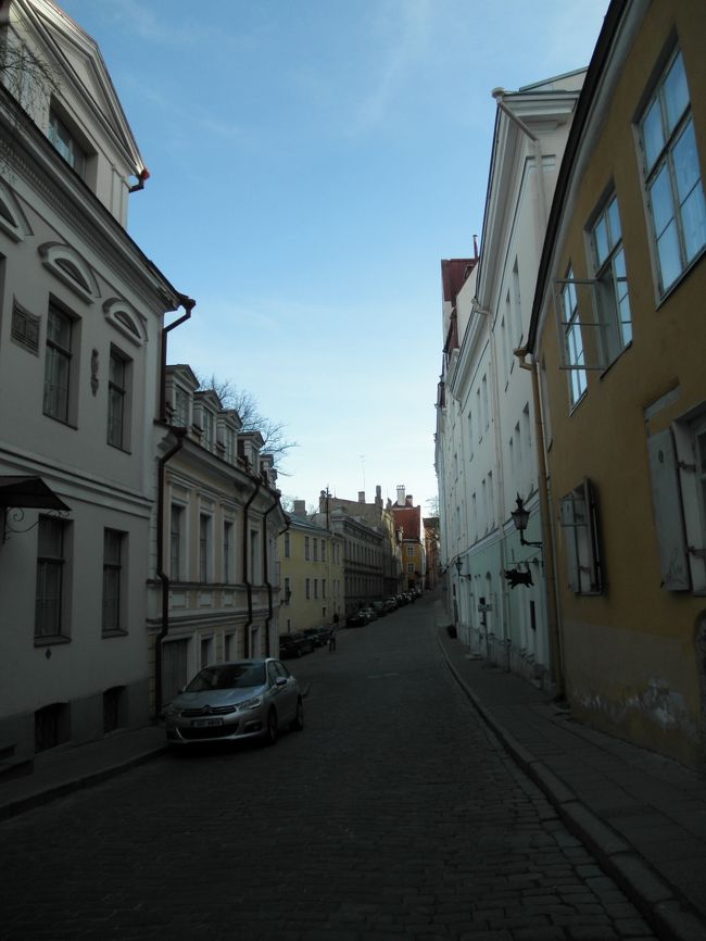 　街はこんな感じの小道が多くて、迷路みたい。道の名前とかを確認しながら歩かないと、方向感覚を失います。