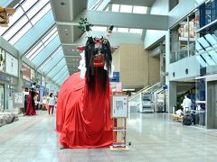 松山空港で「牛鬼」(ウシオニ) が出迎えてくれます。
牛鬼は宇和地方の祭りの花形です。神輿を先導して練り、悪魔払い 家運隆昌、人々に親しまれ歓迎されています。