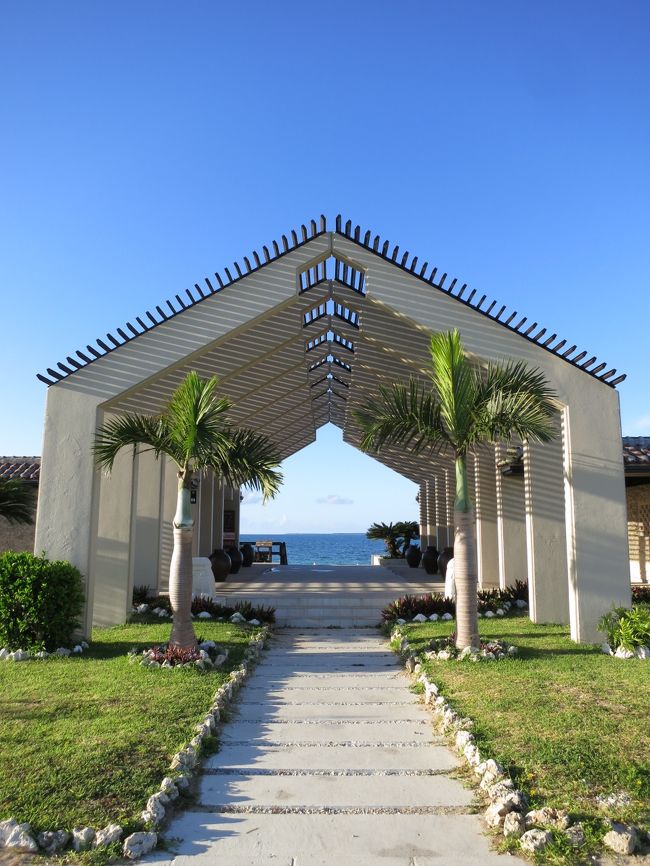 ビーチサイドウエディングが行われるビーチハウスも晴れてこそ絵になりますよね。ちなみにココに、昨日オーシャンパークの申し込みをしたアクティビティカウンターがあります。ビーチカフェ・更衣室・シャワーブースもありますよ。