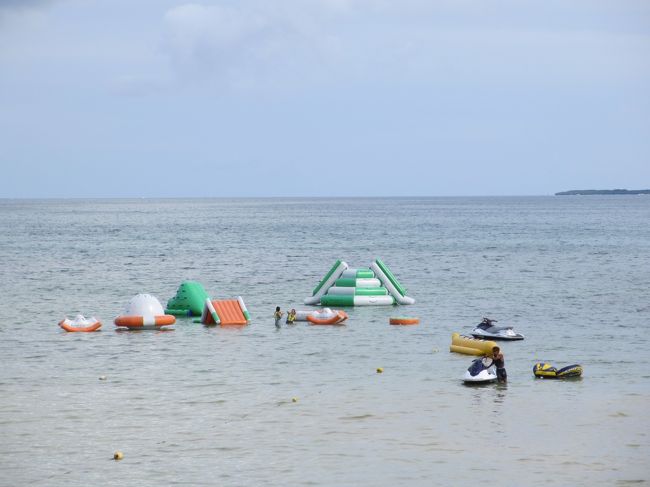 オーシャンパークは潮の満干によって営業時間が異なっていて、HPやフロントで開催スケジュールは分かります。ビーチのアクティブカウンターで直接受付する仕組みになっていて、大人1000円/50分/1回/人×2人+子供(3〜5歳)500円/50分/1回/人を部屋付けしました。ライフジャケット・マリンブーツを借りて、いざ出発！<br /><br />どうやって行こうか思案するくらいにオーシャンパークはかなり遠くにあったが、遠浅の海はゴツゴツした岩場もなく歩きやすかったです。3歳の子どもひとりでは乗ったりできないものの、一緒に楽しんで笑ってくれたので親としては満足です(＾ー＾)