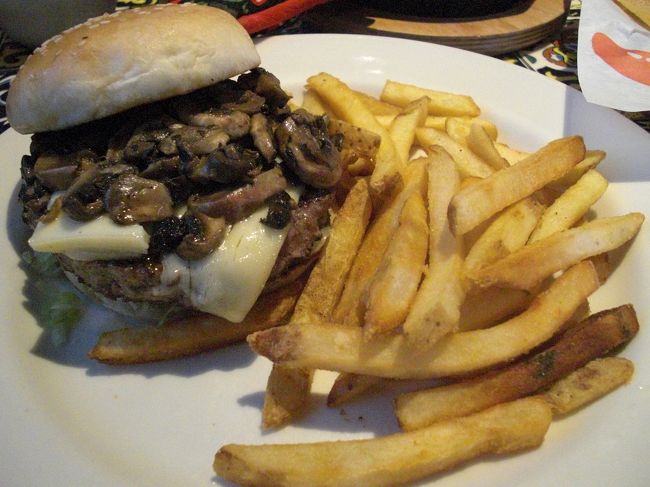 スイスチーズとマッシュルームのハンバーガー。<br />焼き加減はレアを希望したんですが、ミディアムレアの方がお薦めだということでそちらでお願いしました。