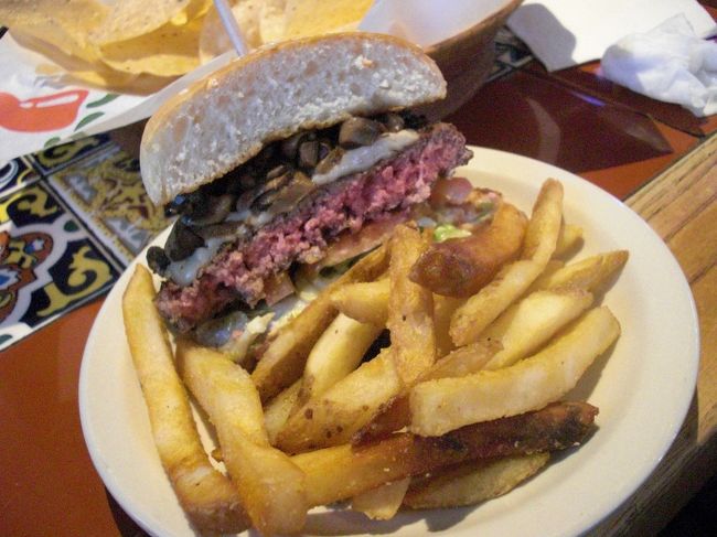 ハーフカットを忘れてしまった店員さん。<br />カットしてもらったら・・・<br />ん？<br />これはレアでは！？<br /><br />このバーガー、お肉がジューシーでとても美味しかったです。<br />table35と比べると荒削りなアメリカン♪