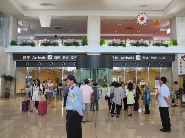 2時間50分で石垣島着。やっぱ直行便はエエわ〜♪今年の3月7日に開港した南(ぱい)ぬ島石垣空港は新しく、自然光も入ってきて明るい雰囲気。<br /><br />気温としては関西もほぼ一緒なのではあるが、夏休みの石垣島というだけでテンションも上がって心地よく感じました。