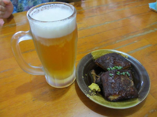 妻に注文をせっつかれ、最初に来たのはオヤヂ用のラフテーとバカンスの特権である昼ビール(もちろんオリオンビール)。<br /><br />ぷは〜、沁みるねえ