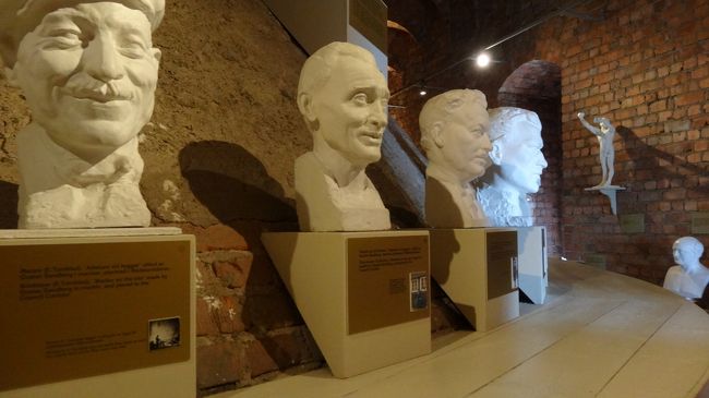 階段の途中には様々なモニュメントが置かれているフロアがあります。