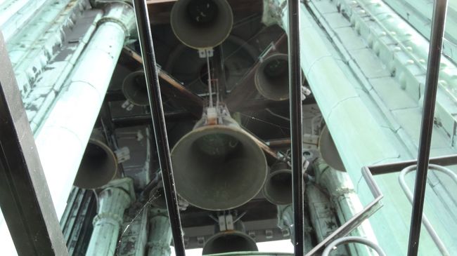 見上げると鐘が。