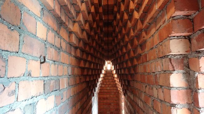 階段を下りる途中に少しオシャレな景色に。