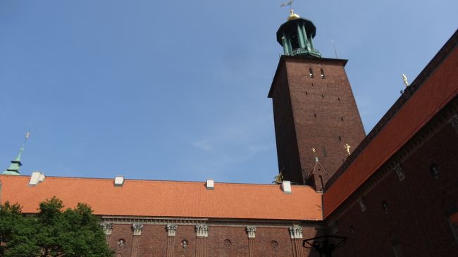 ストックホルム市庁舎は中央駅からのんびり歩いて20分。川沿いの遊歩道ではカヌーに興じる市民も眺めることができます。ちなみに立って乗るカヌー？も流行っているのか、水着を着た女性を何人か見ました。