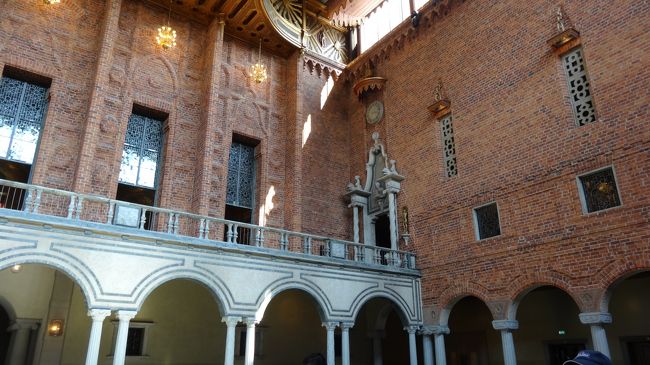 内部にはまず吹き抜けのホールが。