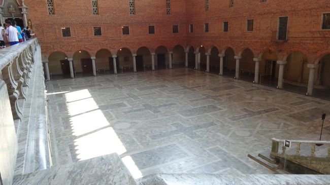 2階のバルコニーから見たホール。