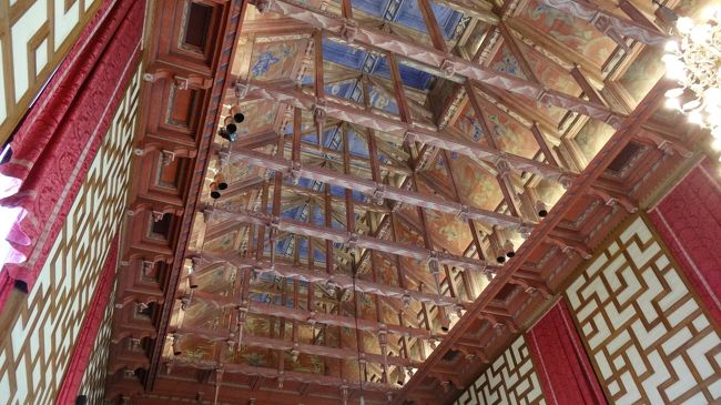 議場の天井は息をのむ美しさ。木組みの天井はバイキング船をひっくり返したイメージで設計したらしい。