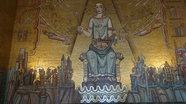 右に東洋、左に西洋をモチーフにした絵が18百万枚のモザイクで描かれている。意外と新しい！