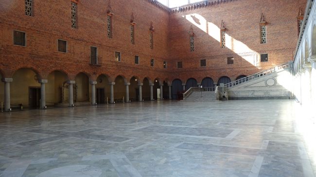 食事の後、正面の階段を上って2階のダンスホールに移動するんです。