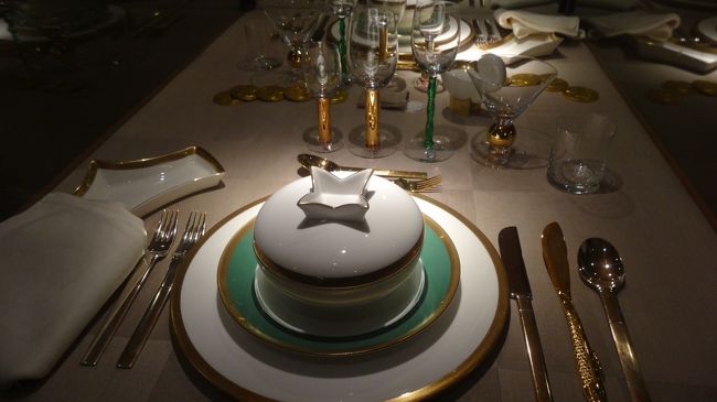 テーブルウェアが重々しく飾ってありました。