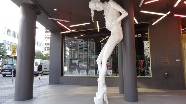 中央駅の近くにあった、少し気持ち悪いオブジェ。