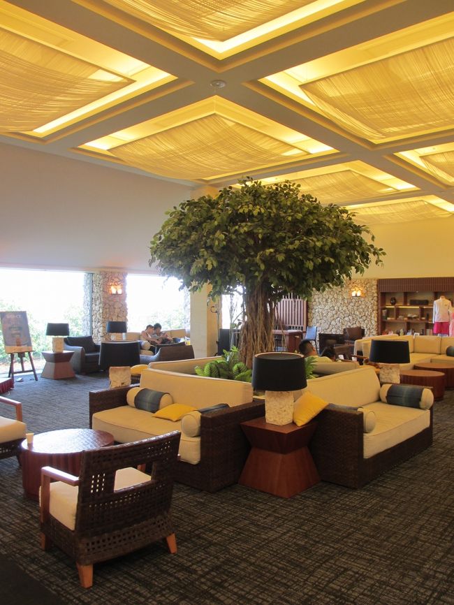 ロビーに着くなりは、我が子は目敏くウェルカムドリンクを注いでガブ飲み(＾＿＾；A