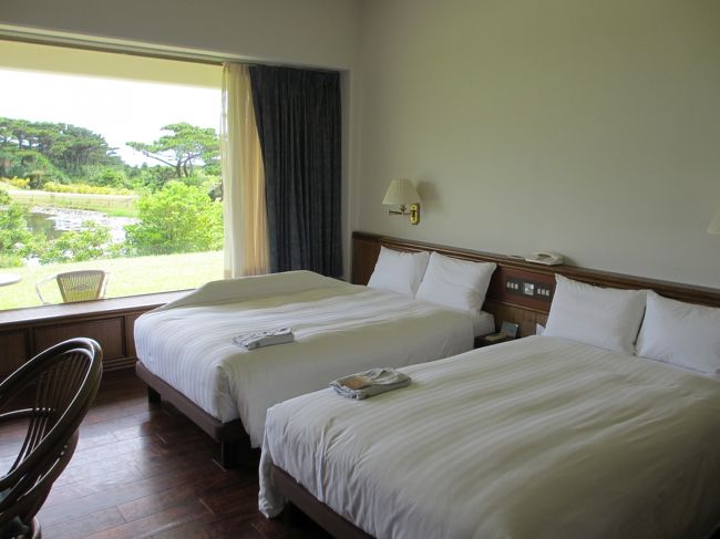 宿泊棟は散在していますが、今回我々家族が宿泊したのは“かぁちばい”の1階でした。部屋に入ると、これからリゾートが始まるって高揚感が増してきました。<br />セミダブルベッド幅120×長さ200cmのセミダブルベッドが2台あって、子どもの寝相が悪いのでくっ付けて利用しました。<br /><br />我が子がダイブする前に部屋の写真をパチリ(r[◎]≦)