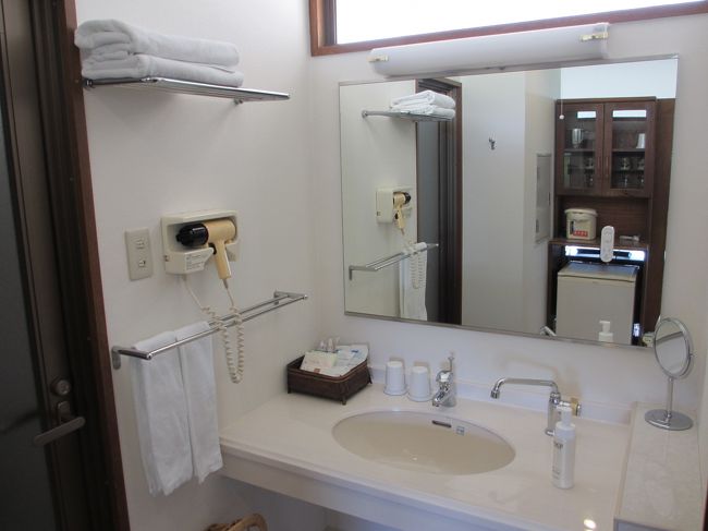 洗面台には、洗顔ソープ・歯磨きセット・フェイスタオル・髭剃り・コットン・綿棒・ヘアゴムが備えられていました。可もなく不可もなくかな。