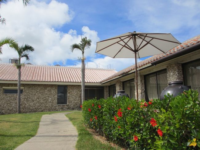 部屋に戻ってからフロントへ夕食の予約を電話しました(はいむるぶしは予め夕食を電話予約する形式)。10歳未満の子どもがいる時点でクラブダイニングは不可で、ブッフェダイニングかガーデンダイニングの二択でしたので前者を選択。