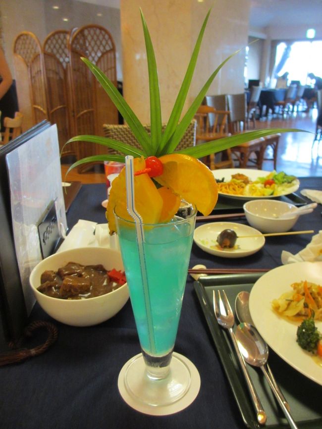 ぬちすぐい(命薬)泡盛カクテルと銘打たれた夏至南風(カーチバイ)、夕食の場ではなんか気恥ずかしかったです。味はみたまんまの爽やかな味でしたが、ご飯と一緒にってもんではなかったですね。