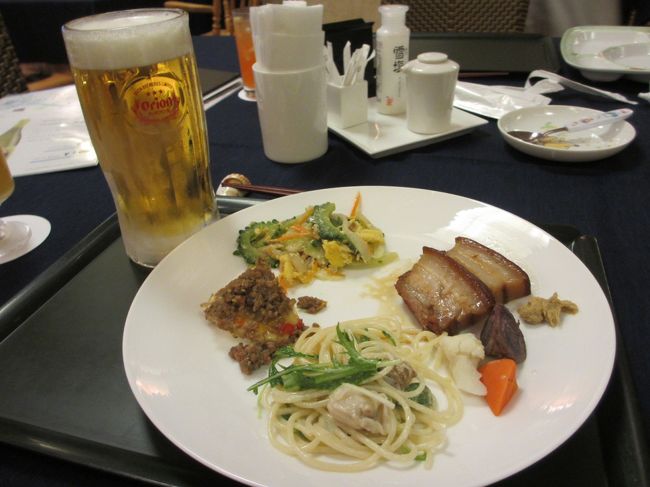 小浜島産の魚介や島野菜、沖縄県産の貴重な素材を使った琉球・和・洋スタイルの品々が楽しめるとのことです。ラフテーとゴーヤチャンプルという沖縄料理の両巨頭のお伴には、もちろんオリオンビールの生！<br /><br />至福のヒ・ト・ト・キ♪