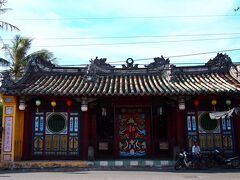 Hoi An市場向かいに建つ關公廟。
龍が登り立つ、真っ赤な扉が印象的。