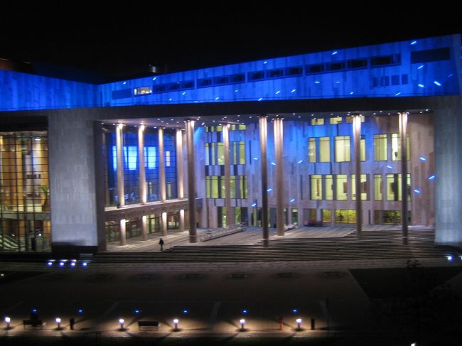 青い屋根の建物が国立コンサートホールというのはわかりました。<br /><br />