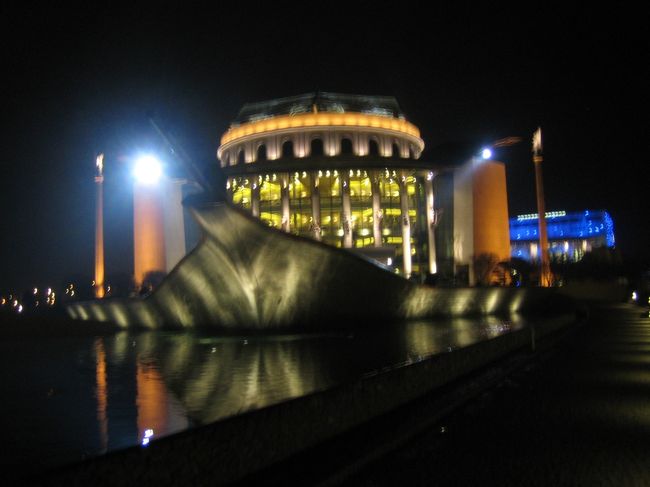 その横にもうひとつきれいな建物がありました。<br />まわりに池を作り船に見立ててました。<br />タイタニックのポジションはハンガリー人のカップルで<br />キープされてました。。がっくし。<br /><br />