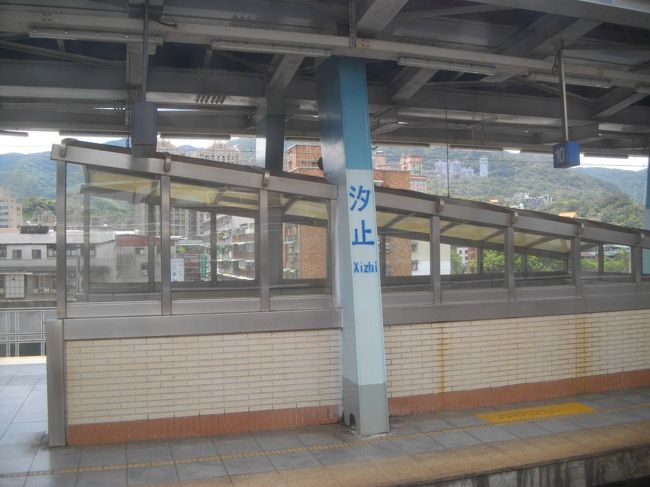 台北駅のチケット売り場窓口で自強号でと思ってましたが、席がありませんし１時間後くらいなので、別のを探して貰いました<br /><br />２０分後くらいに各駅停車で無座のチケットがあるとのことで<br />大人２枚９４元　安い<br />台湾は本当に乗り物安いですね　<br /><br />チビは５歳なので無料