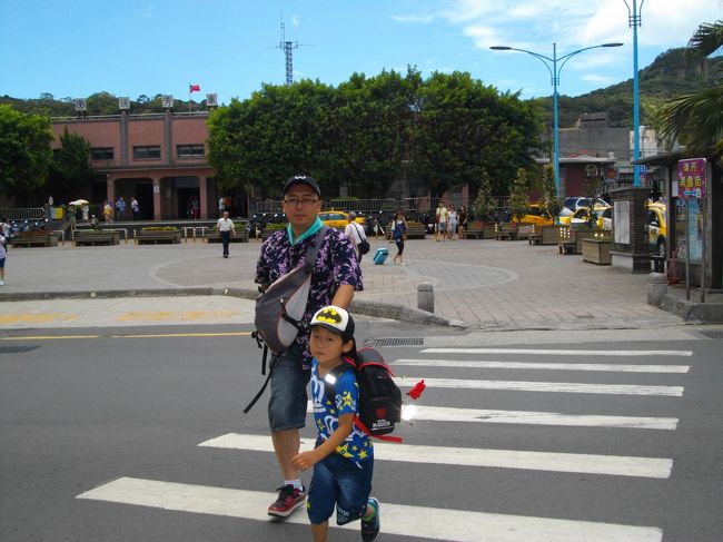 駅からそのまま路を渡りまっすぐ<br /><br />屋台街へ