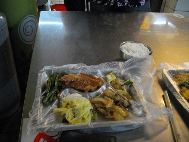 お皿わたされますので、たくさんの料理の中から自分で好きなものを取ります<br /><br />チビとやっさんの分です<br /><br />取り終えるとこちらに座って良いよと教えてくれました<br />椅子も用意してくれました<br /><br />本当は自分達で勝手に用意するみたい（周りをみていたら）<br />たぶん日本人だから分からないと思って優しいですね！<br /><br /><br />