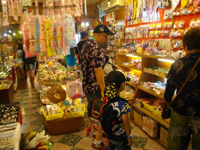 月曜日ですけど、人は多いです<br /><br />中国語が飛びかってます　<br /><br />歩いていると日本語で呼び込みに変わります<br />日本人と分かってしまう