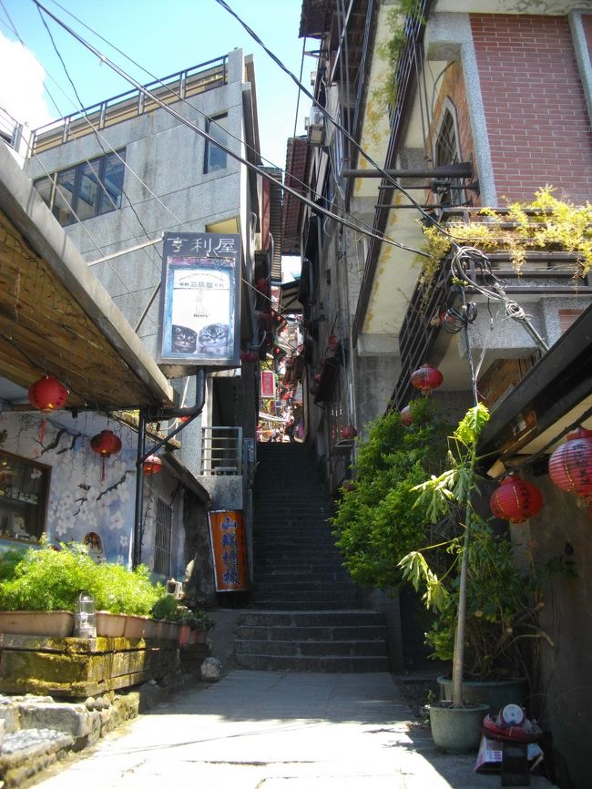 降りてきました<br /><br />もう一度何て<br /><br />もう上がる元気はありませんね<br /><br />このままバス停へ台北に帰ります