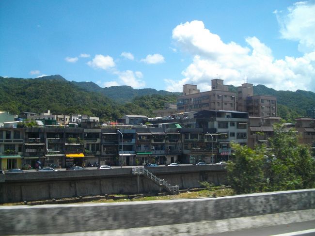 台北駅行きが来ました<br /><br />「台北」といってまず、悠遊カード「ピッ」と使えました<br /><br />台北まで１時間くらい<br /><br />バスは座れるので良いです　それに台北は終点なので寝てても安心<br /><br />夕飯までホテルで休憩<br /><br />