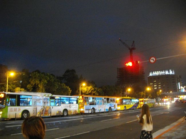 携帯やさん除いてアイフオンのケースとか<br />台湾でも日本と変わらない価格です