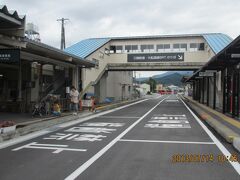 盛駅 1番線と2番線はBRTバスが利用し、三番線は三陸鉄道が使用。