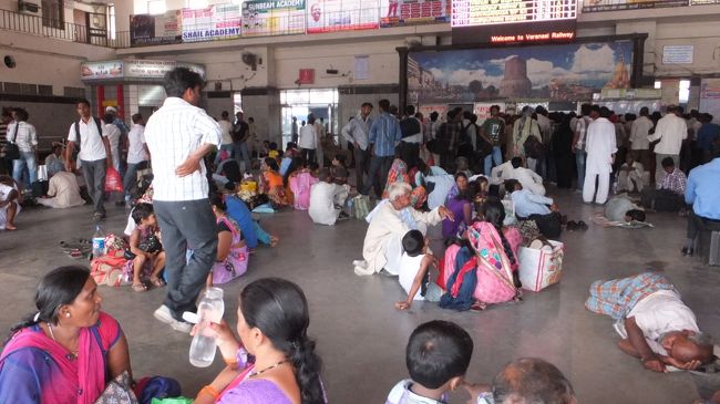 みんな地べたにお好きな格好で。<br />