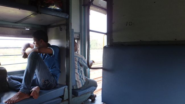 混んでるかとおもったら拍子抜け。<br />自分の席に他の人が座ってる。<br />何って感じ。