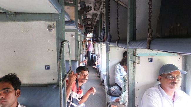 上で寝てる人もいます。