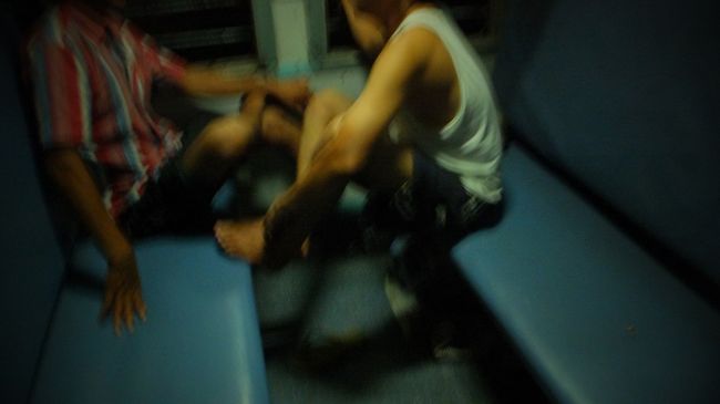 実はここでオカマに絡まれるトラブル。<br />１０ルピー札を指に挟みながら何やら<br />寄付を強要している様子。周りの乗客は<br />しぶしぶ払っている。無視していたら大声で<br />怒鳴りつけられさらに私の股間を強くつまんで<br />きやがった。それでも払わずにいたら隣の人が<br />１０ルピー払いオカマは去っていった。<br />トラベルはトラブル。