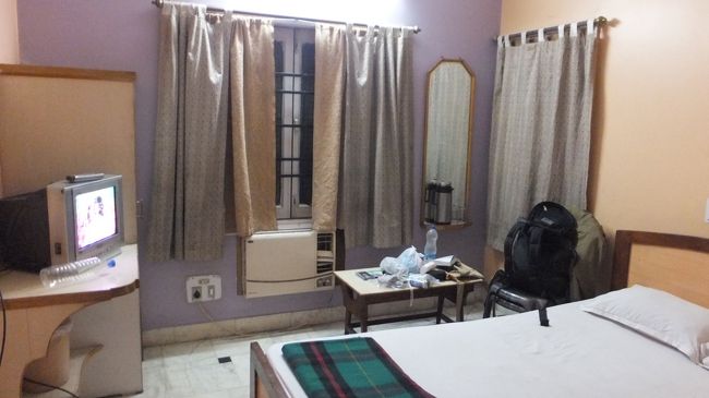 ガヤ到着は定刻の２１時２０分。<br />今日はガヤに泊まろう。<br />これで一泊１３５０ルピー。<br />高っ。