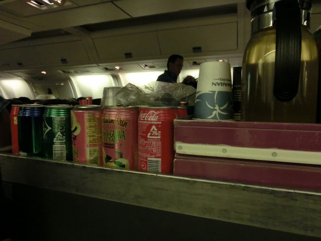 　出国審査場は、誰もいなく、すんなりとパス。<br /><br />　搭乗カウンター前でのんびりしようかと思っていたら、出発時間の30分以上まえに、搭乗アナウンス。<br />　定刻で出発です。今回は満席でした。<br /><br />　離陸１時間後くらいで、飲み物と食事のサービス。