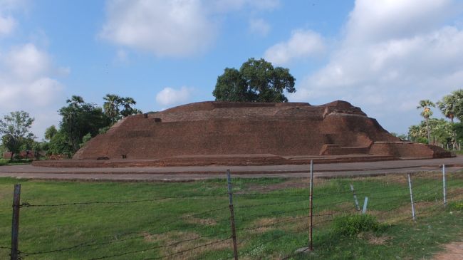 翌朝オートリクシャでブッダガヤへ。<br />１５０ルピー。<br />客引きのバイクでホテルへ行きチェックイン。<br />五時間１０ドルでその人を雇い名所へ連れて行って<br />もらいました。ここはガイド（運転手兼）を雇わないと<br />観光は無理です。<br />これはストゥーパの跡。